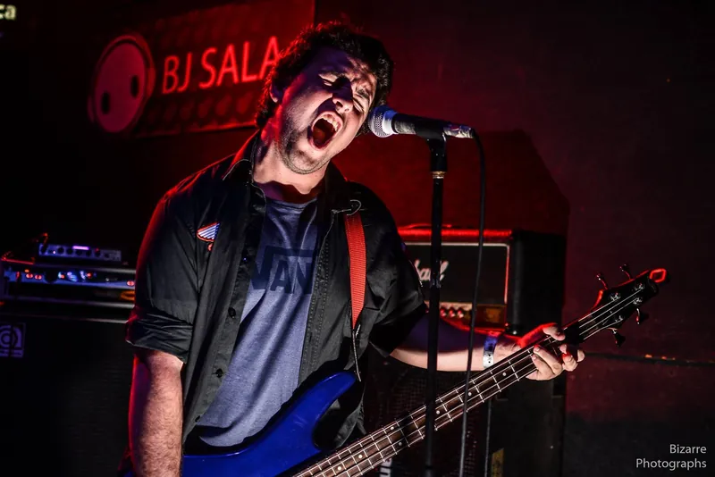 Bajista cantando con un bajo azul en Entriopia Fest