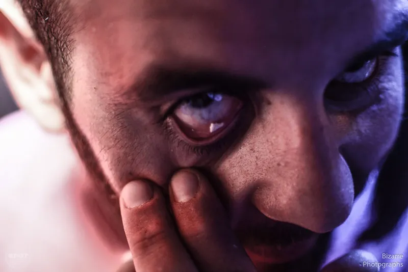 Tripa en el ojo: primer plano de un rostro con la mano sobre la boca en The Spot